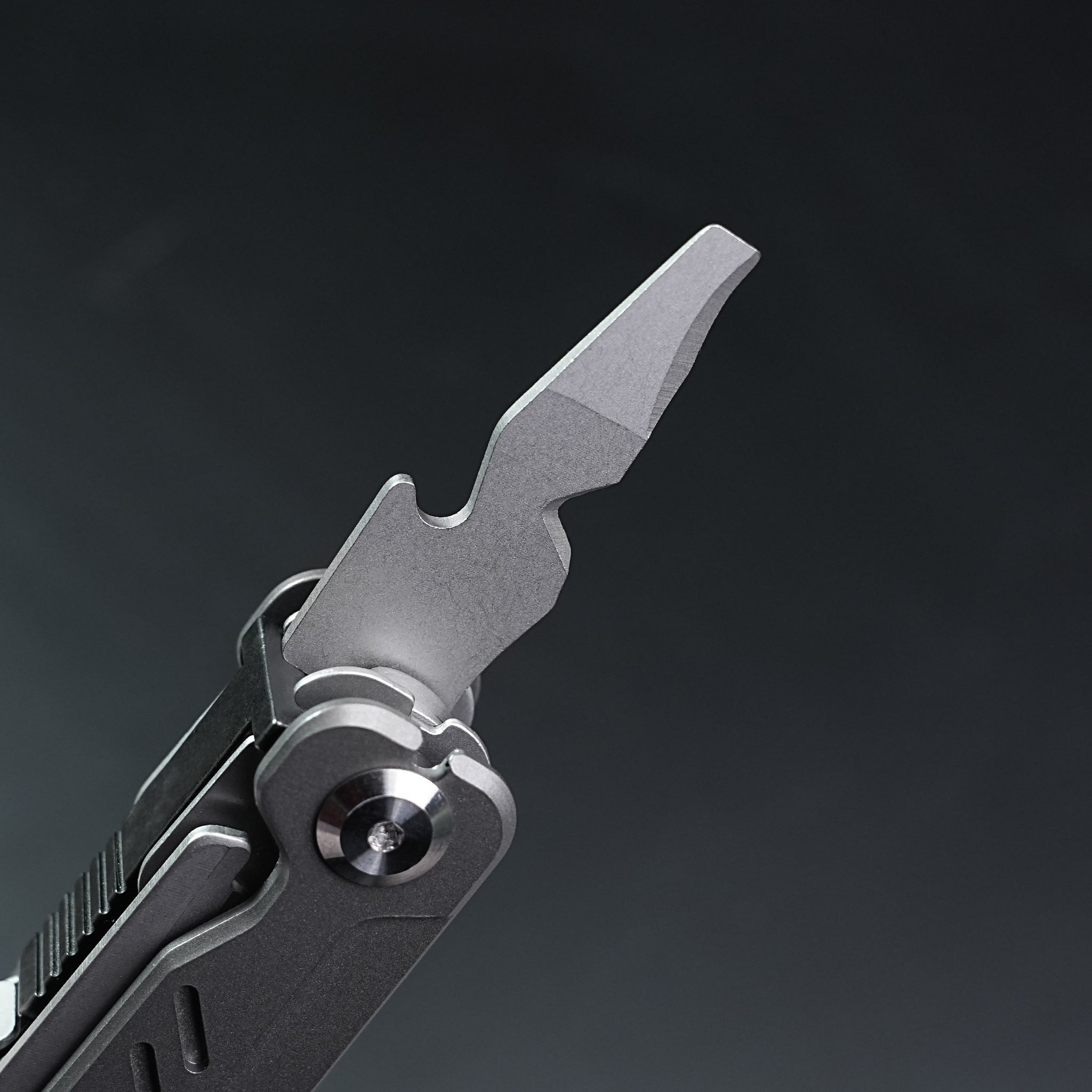 Multi functional sharpblade tool pliers