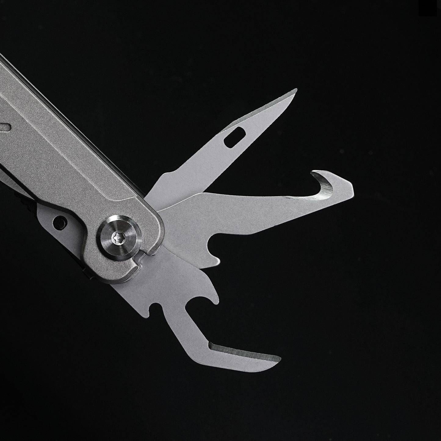 Multi functional sharpblade tool pliers