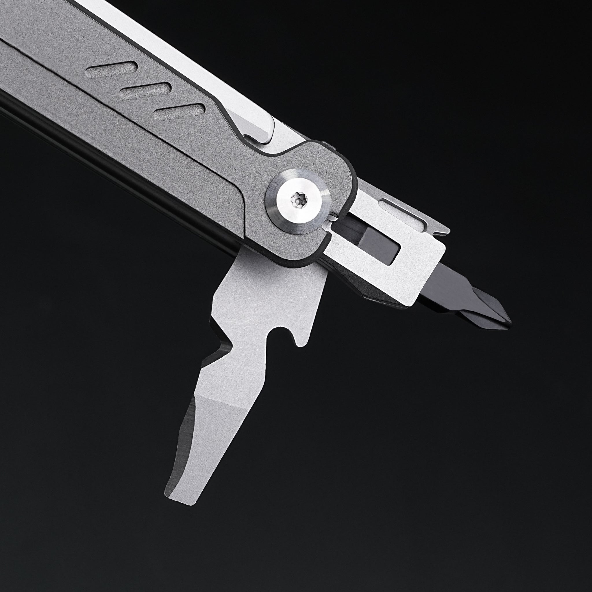 Multi functional sharpblade tool pliers