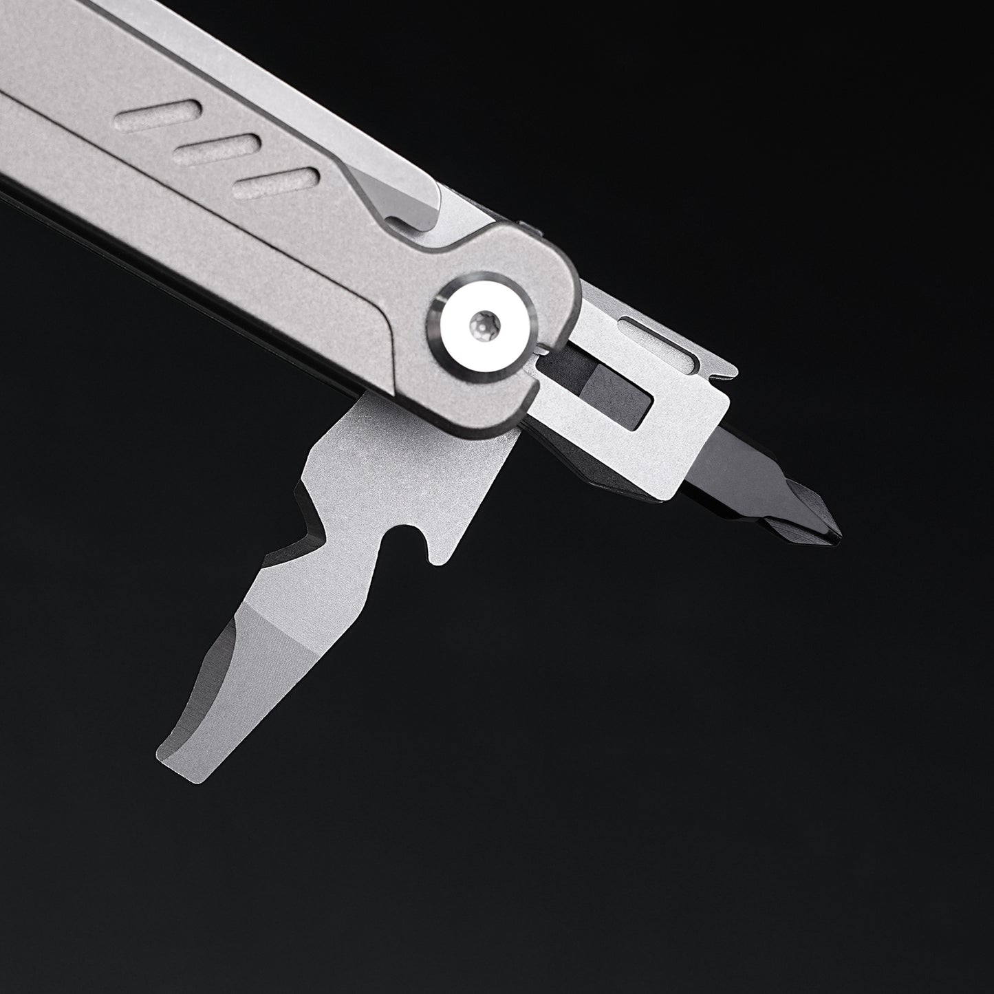 Multi functional sharpblade tool pliers