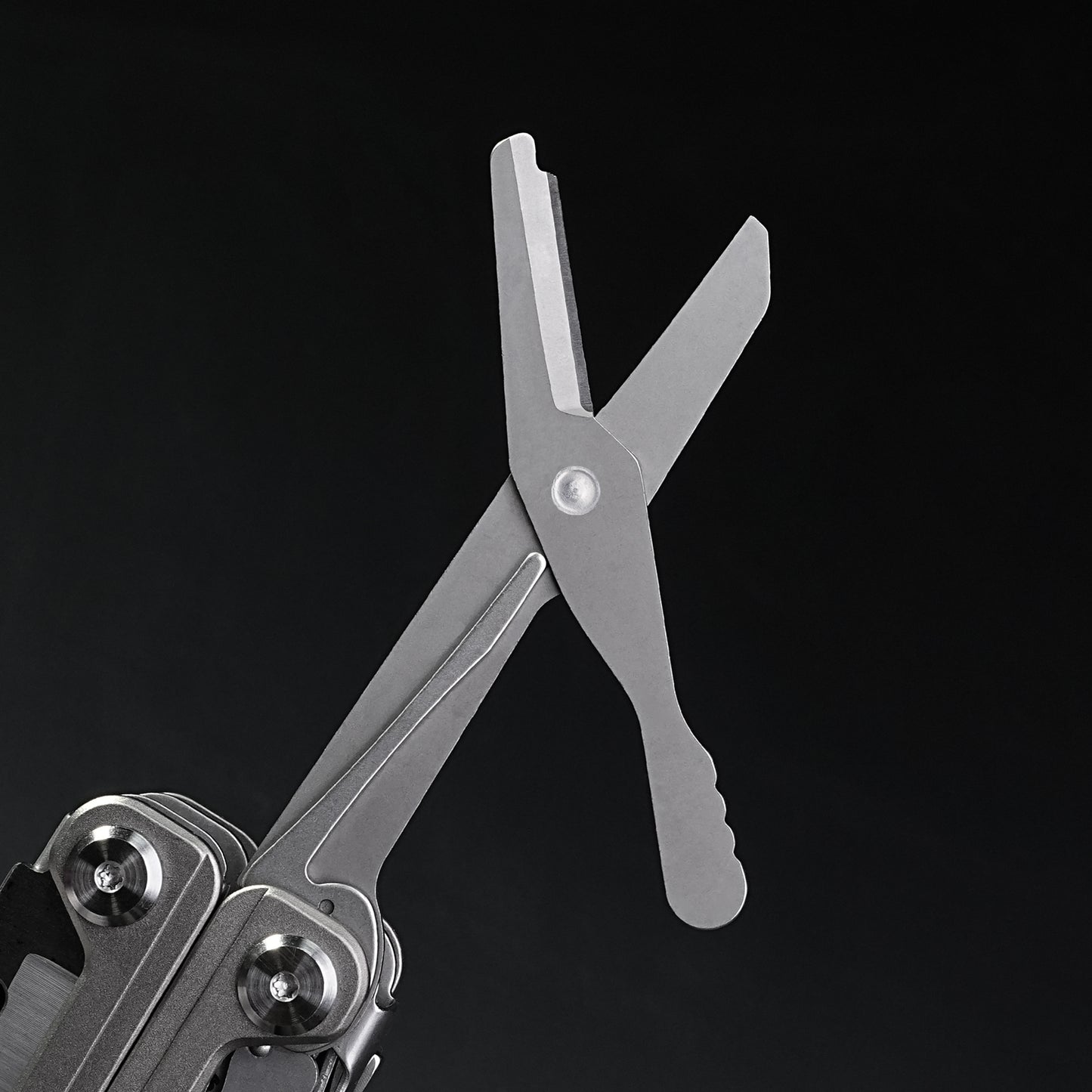 Multi functional sharpblade tool pliers