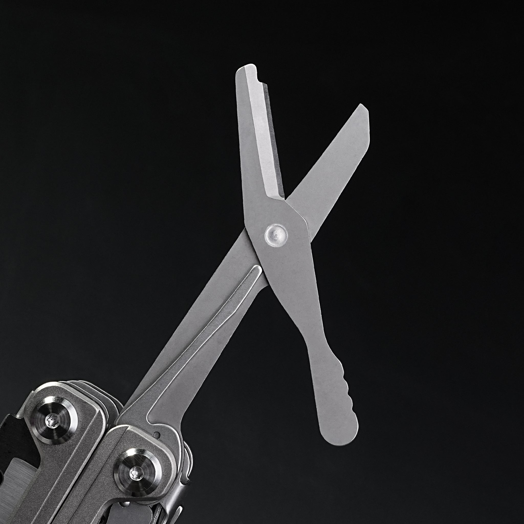 Multi functional sharpblade tool pliers