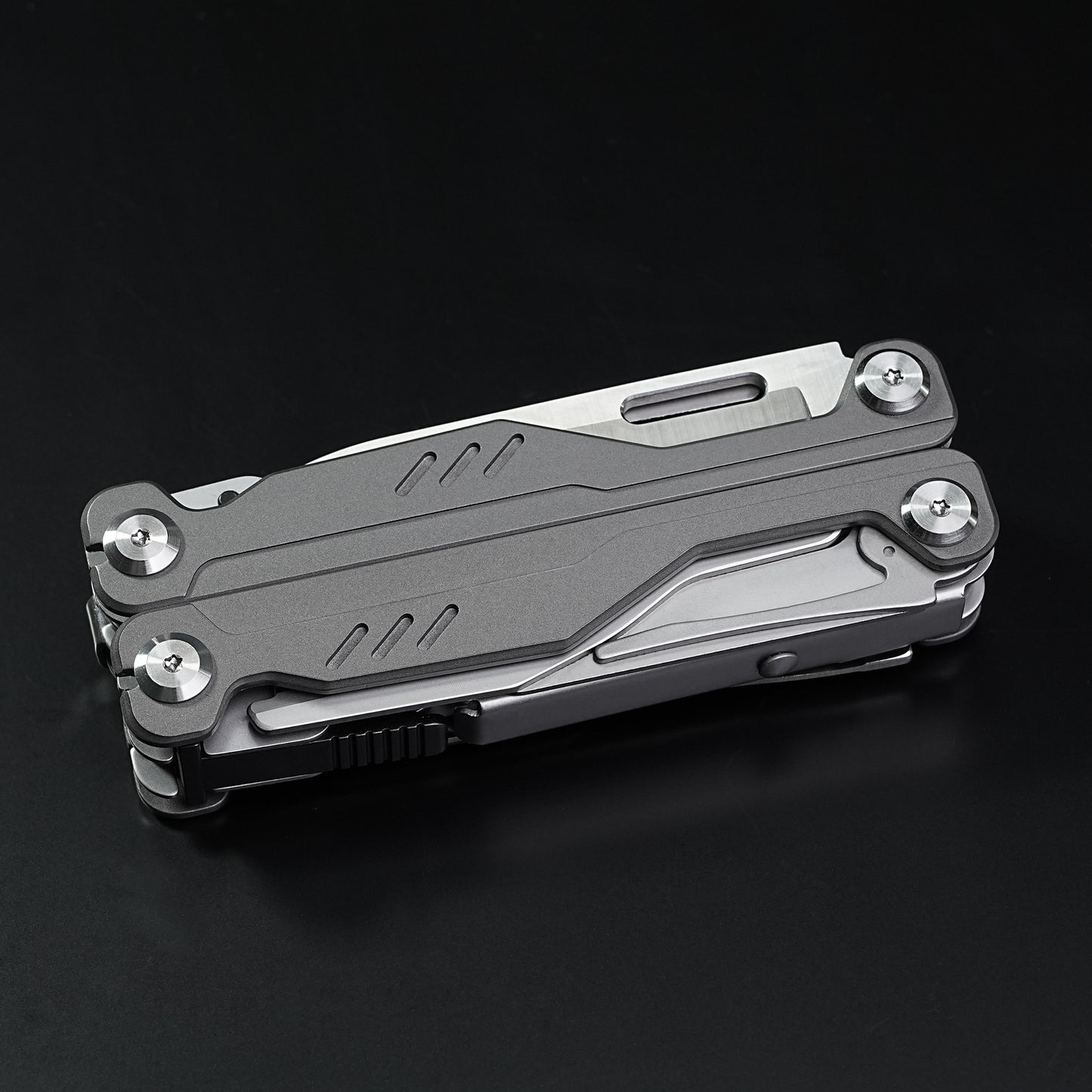 Multi functional sharpblade tool pliers