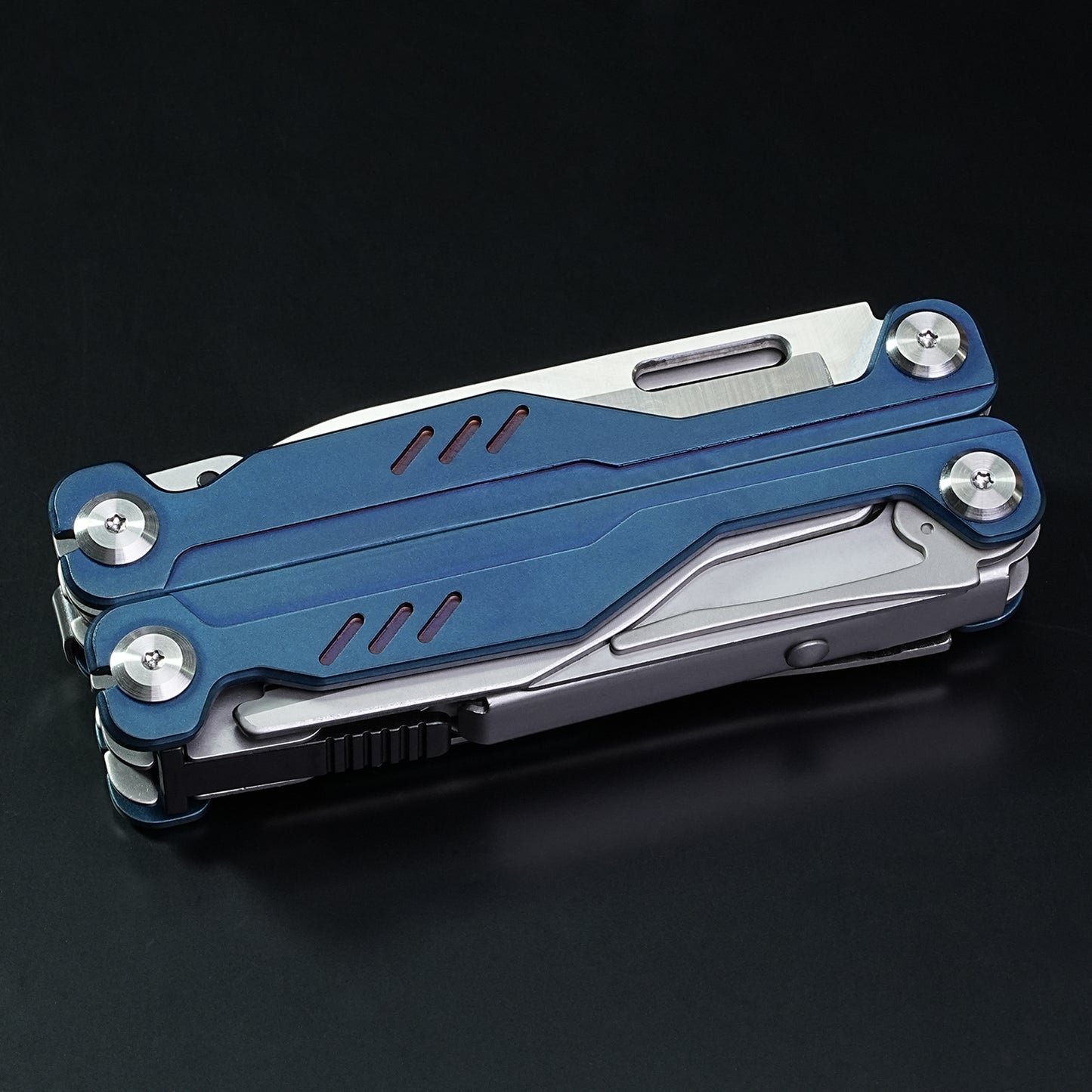 Multi functional sharpblade tool pliers