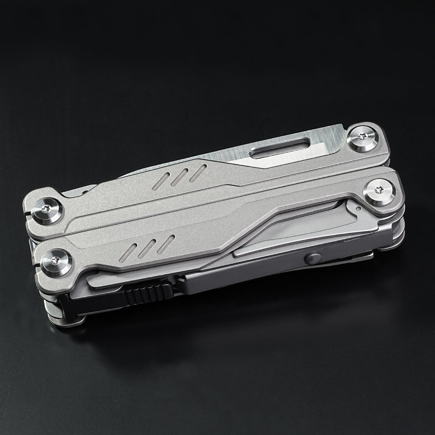 Multi functional sharpblade tool pliers