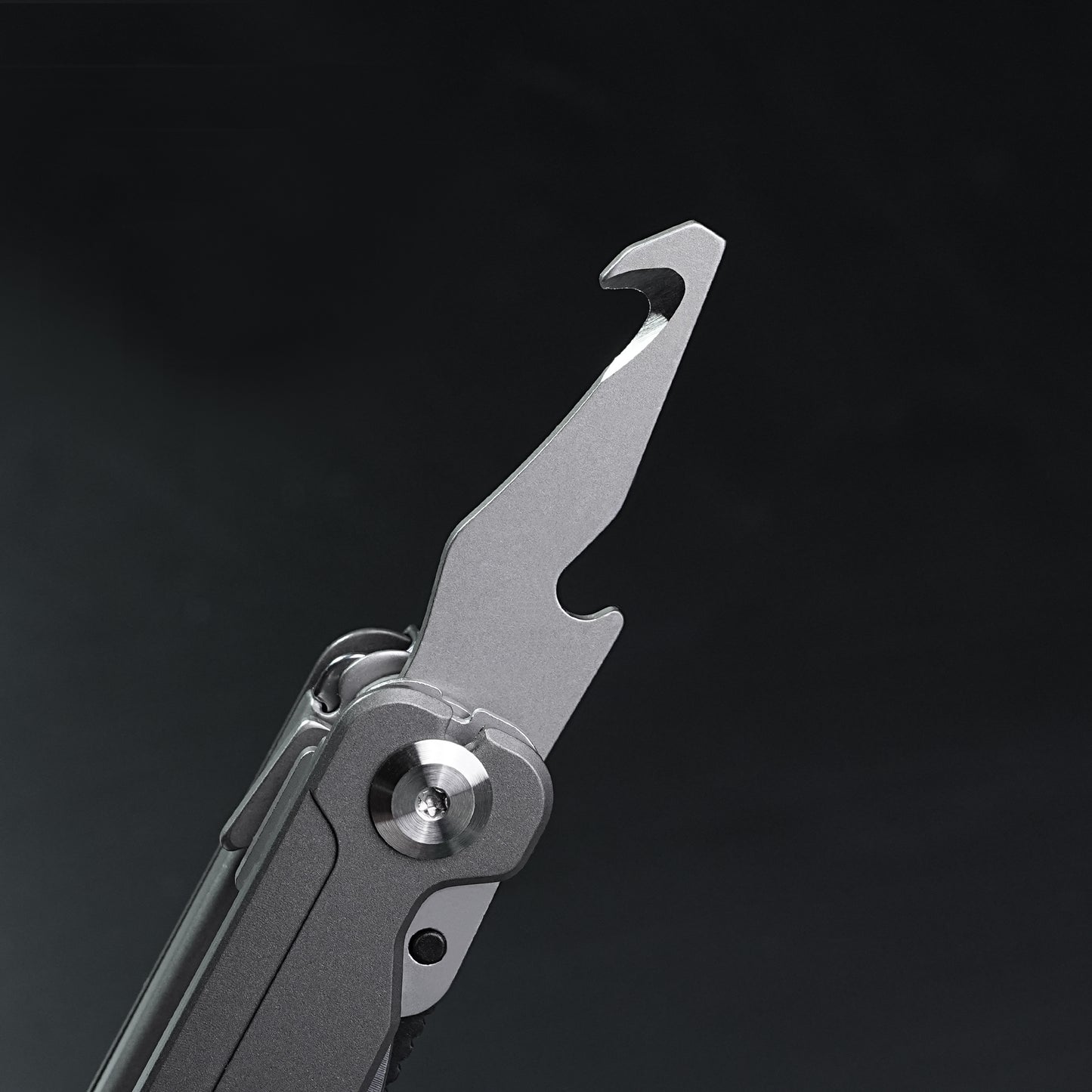 Multi functional sharpblade tool pliers