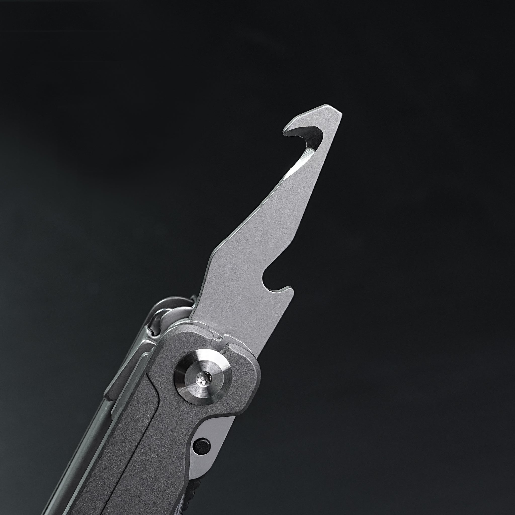 Multi functional sharpblade tool pliers